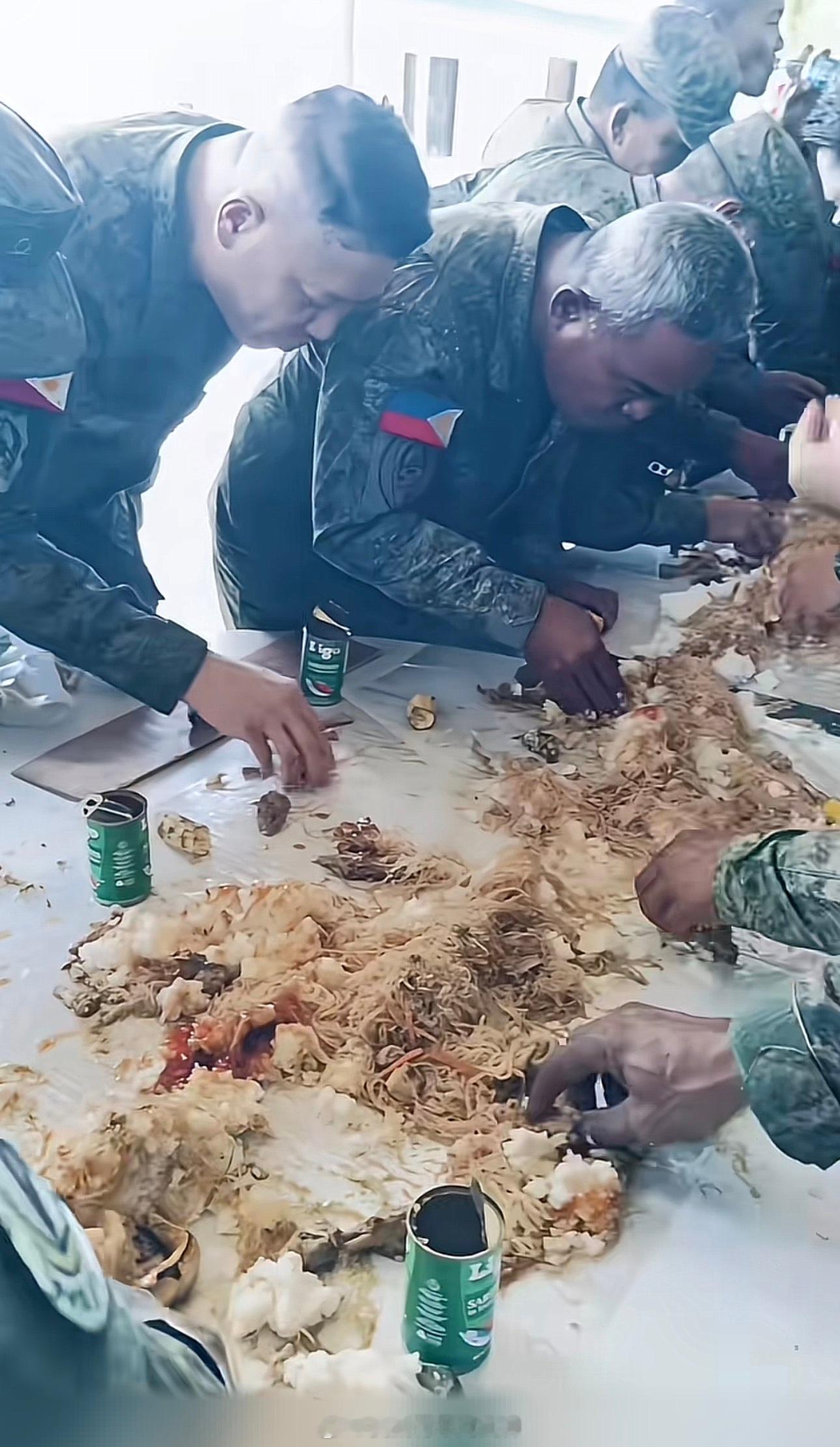 菲律宾士兵就餐场景，这得吃多少别人的口水海外新鲜事