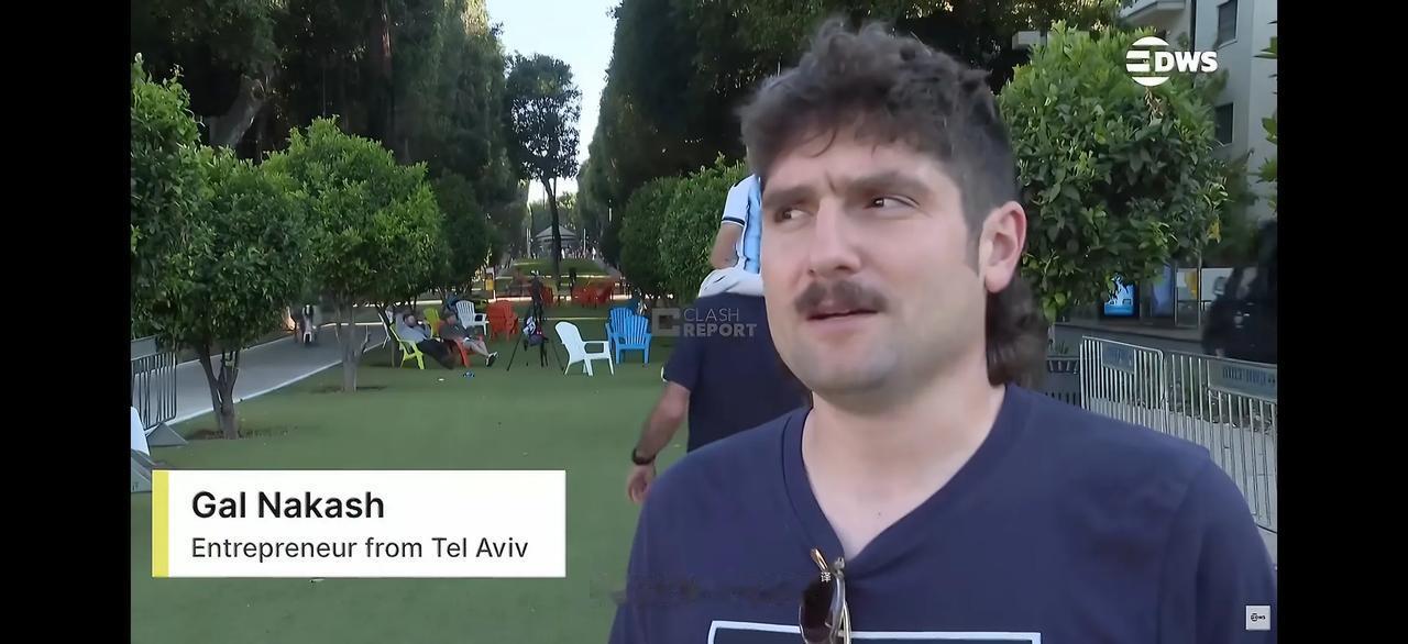 虽然以色列政府一直说自己赢，但是以色列民众却不这么认为。特拉维夫的一些民众在街头