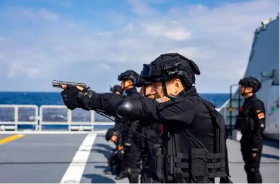 面对一次次的挑衅，中国为什么还不动手？很多人憋着一口气，甚至觉得窝囊。但我要告诉