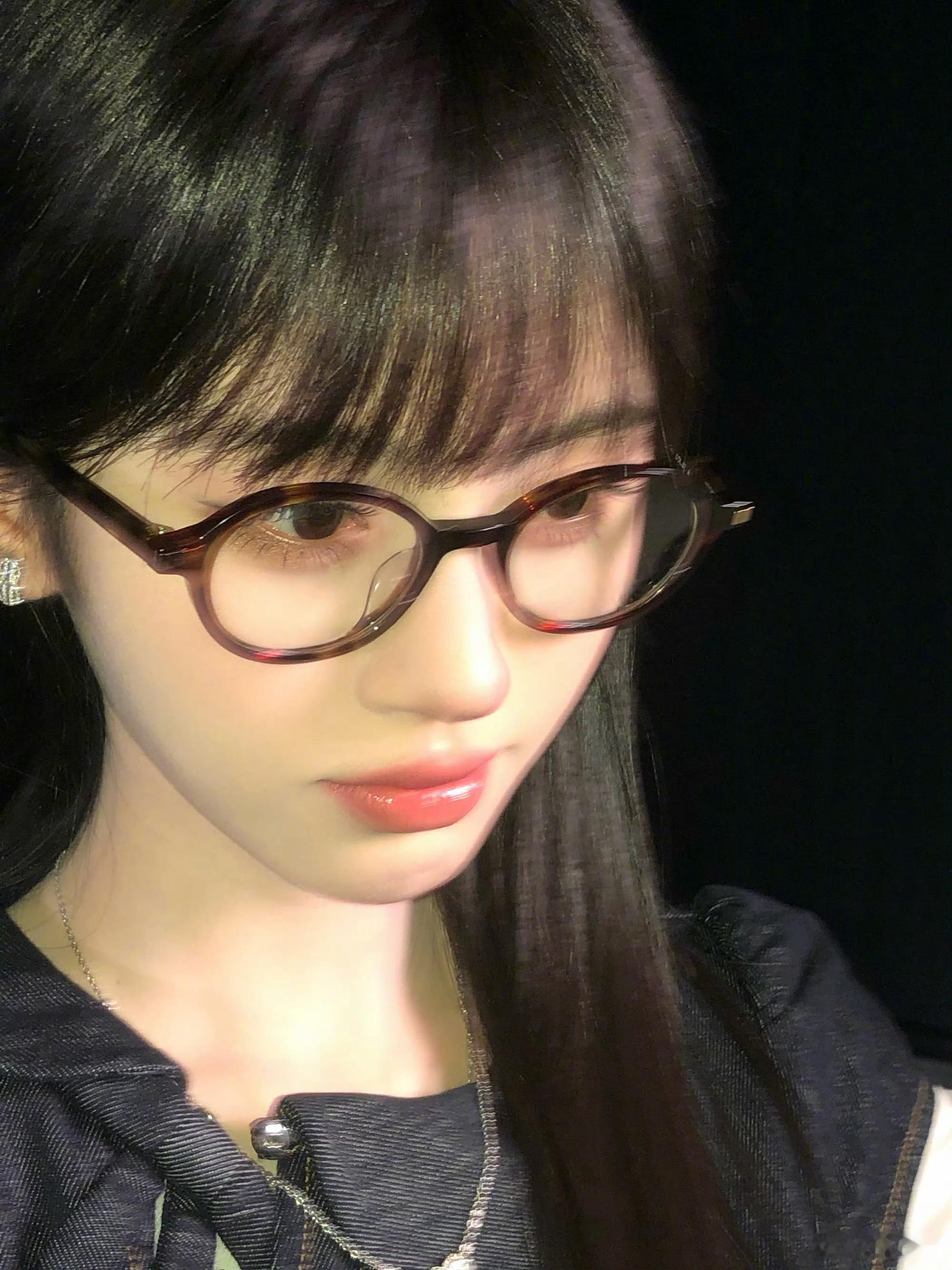 鞠婧祎戴眼镜live图鞠婧祎齐刘海眼镜萌妹齐刘海，眼镜，小鞠完全萌妹来的！！正面