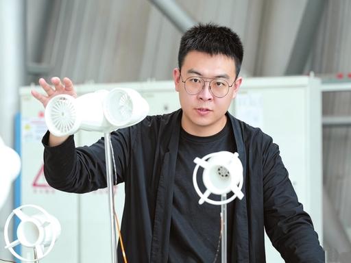 “中美交锋之时，中国又出现了位厉害人物！一个学导演的95后小伙，搞成了美国重金攻