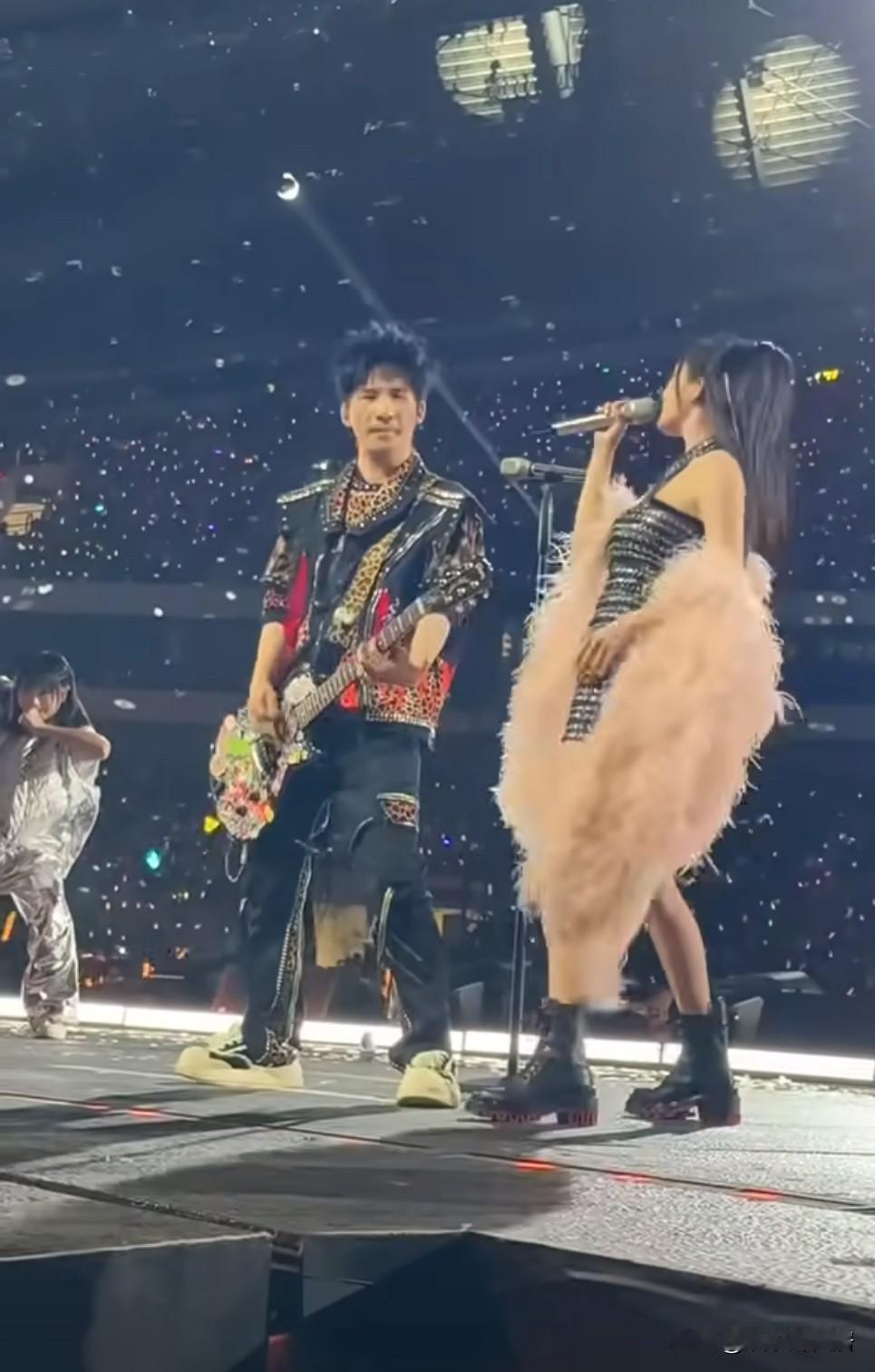 我敢说杨幂不在娱乐圈混，在音乐界也会是个奇才吧？你看她在舞台上唱歌真的是唱跳