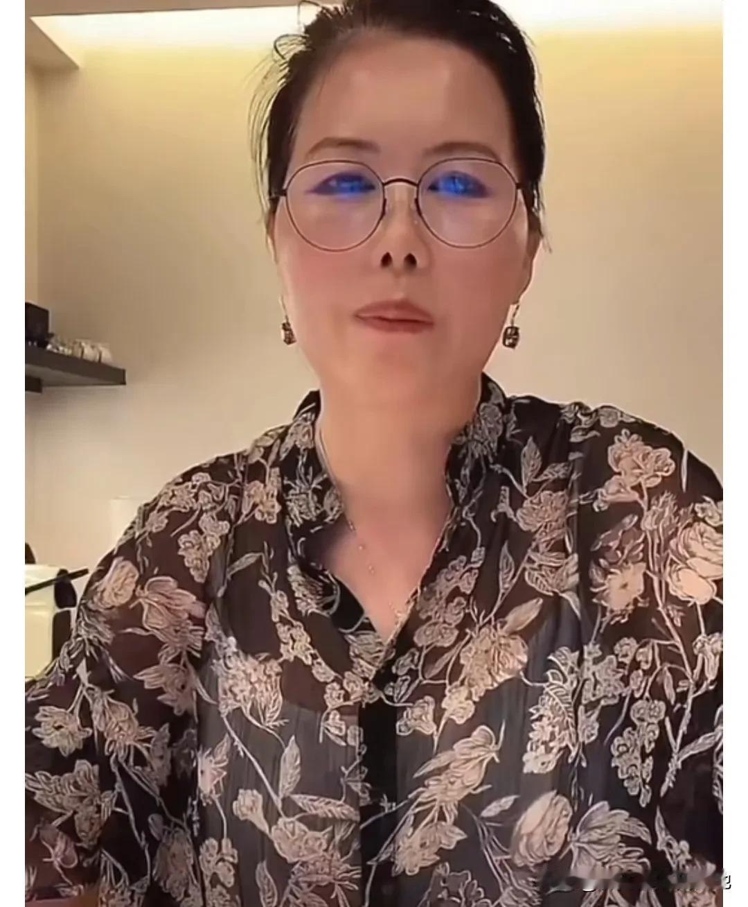 不要带节奏了，想念大S放在心里就行了。小杨阿姨直播中怒怼黑粉：你要是真的喜欢
