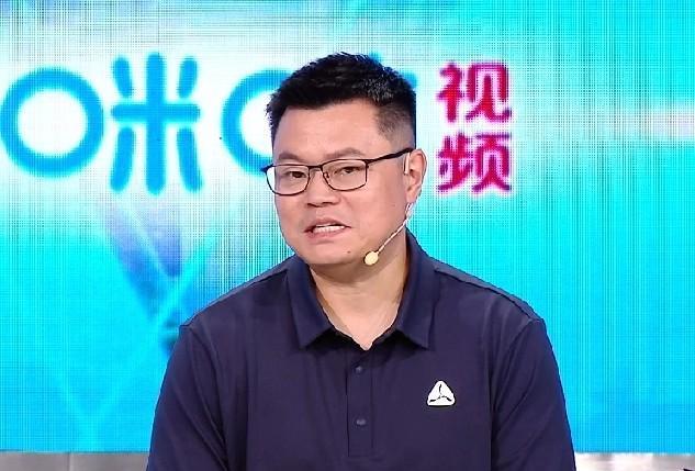 候英超的解说太情绪化，一味地指责覃予萱。然后又显摆自己有削球功底，贬低马龙就不