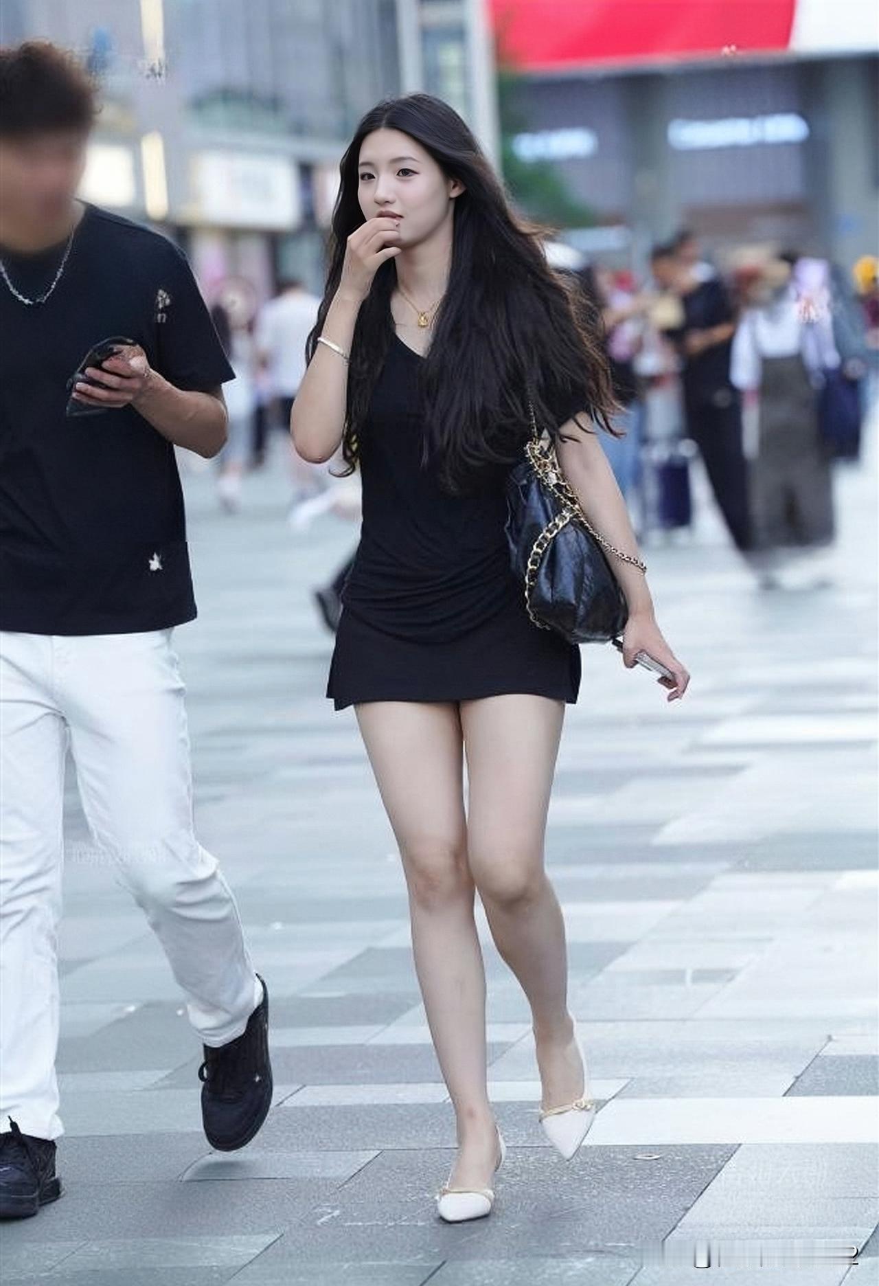 都市街头时尚，黑裙与高跟鞋的完美搭配