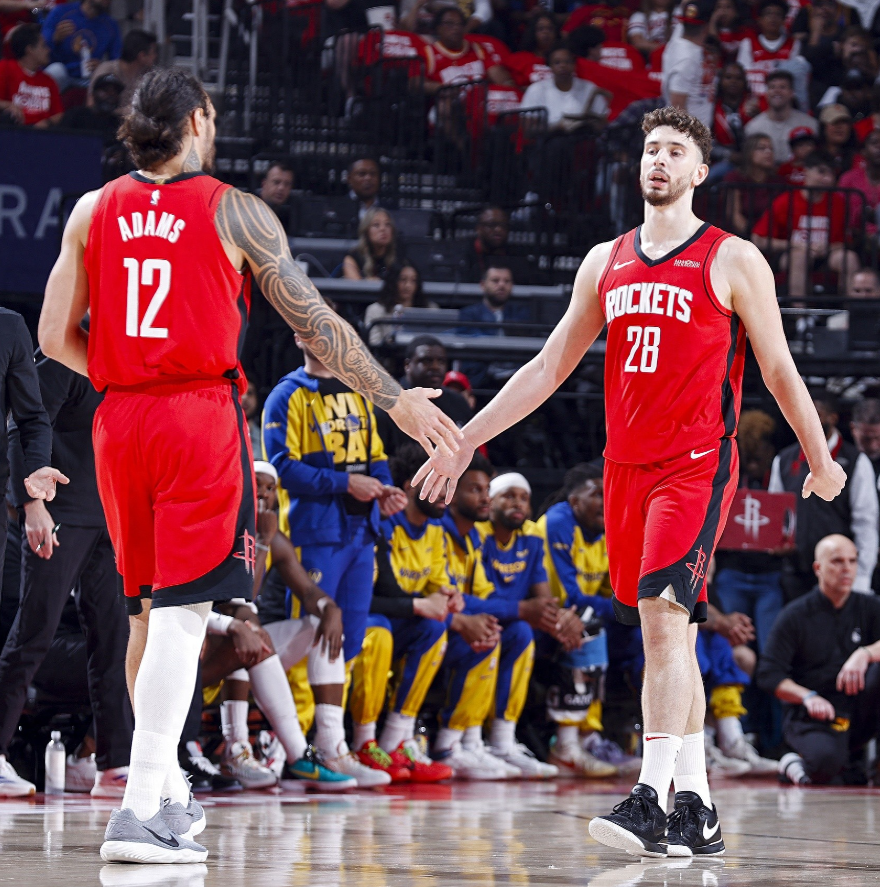 火箭122-115力克雄鹿，赛后杜兰特接受了媒体采访。记者：“和亚当斯一起打球