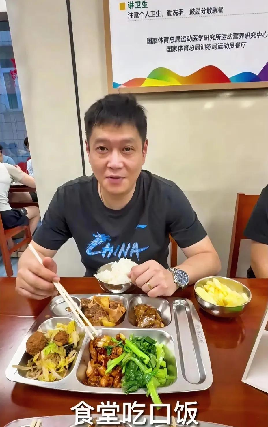 国乒食堂饭菜还真不错呢邱贻可教练发布的视频里，有一个小细节，就是国乒食堂里
