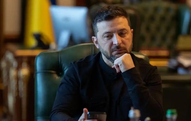 一位乌克兰网友表示：全世界的人都可以看不起泽连斯基，但是唯独乌克兰人不可以，因为