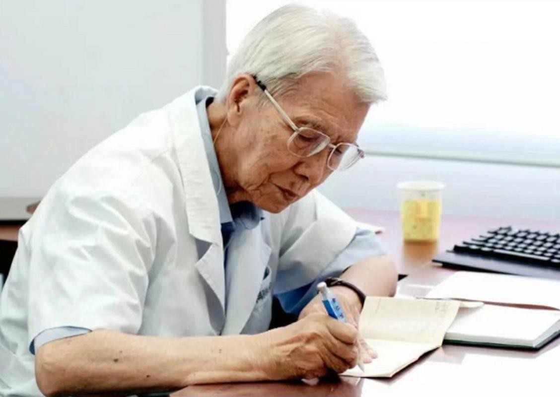 1948年8月的一天，儿科医生<em>张金哲</em>痛苦地割开女儿后背溃烂处，黑乎乎的血块流出，