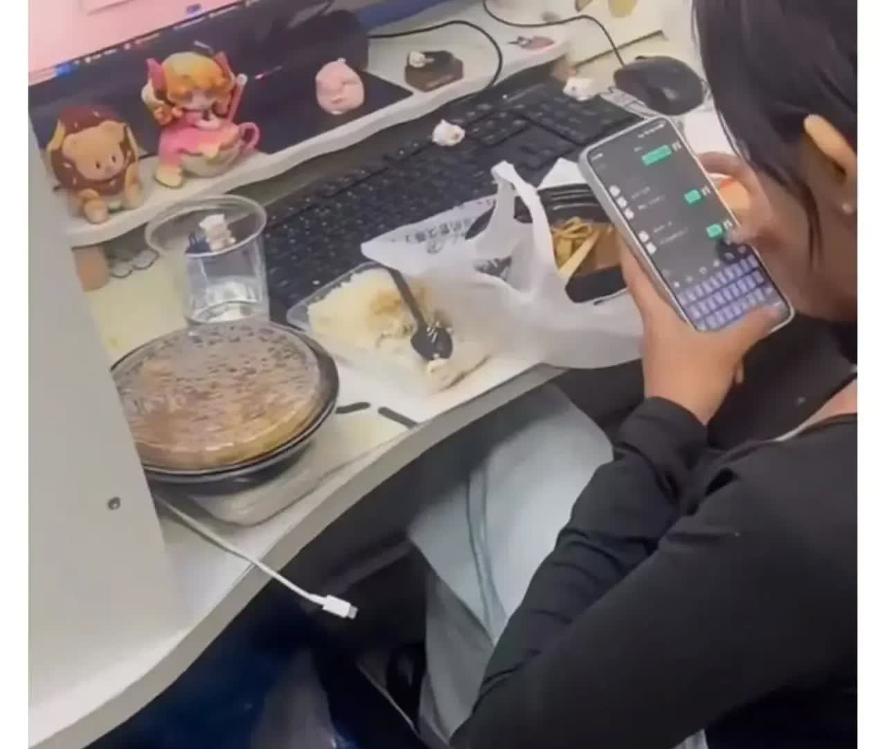 女子点了两份外卖，一份吃了差不多了，一份还没动，骑手问她为何要退款，她说因为洒了