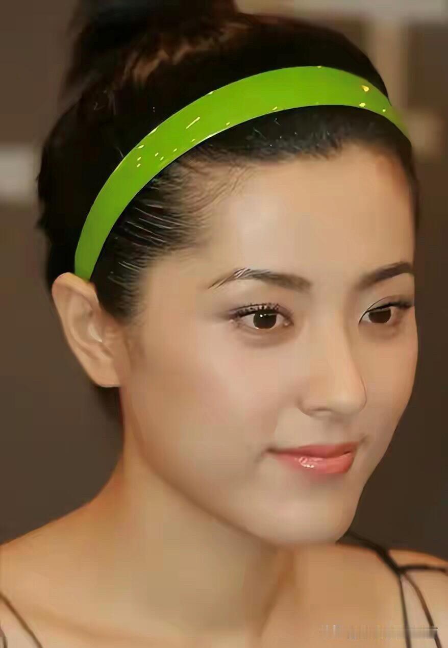 中戏几十年才出的一位校花级的美女，确实长得好看，又白又瘦又年轻，笑起来好甜特别有
