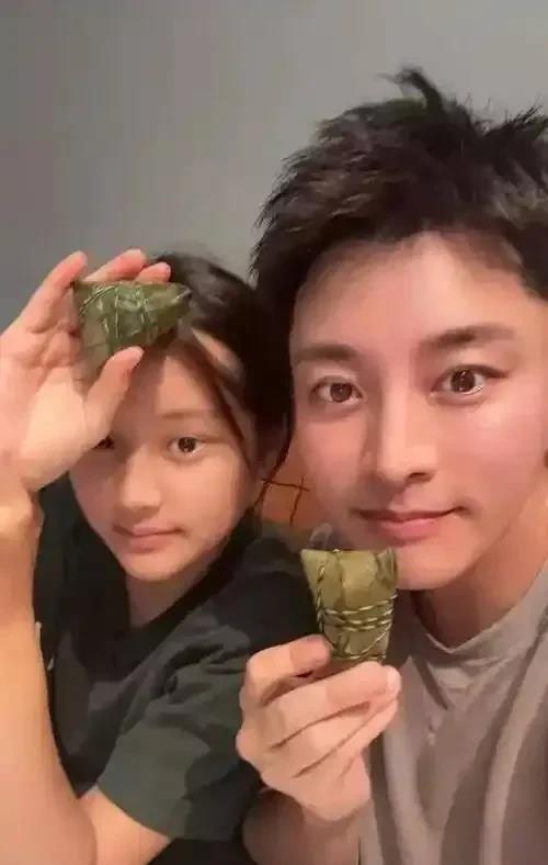 甜馨深夜发文护家，看哭全网！“娱乐圈离婚撕X年年有，但这次连孩子都遭殃了