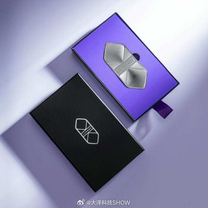 已经收到了智界车标，大家帮出出主意，放在我的智界R7哪里合适?[微笑]智驾数码团