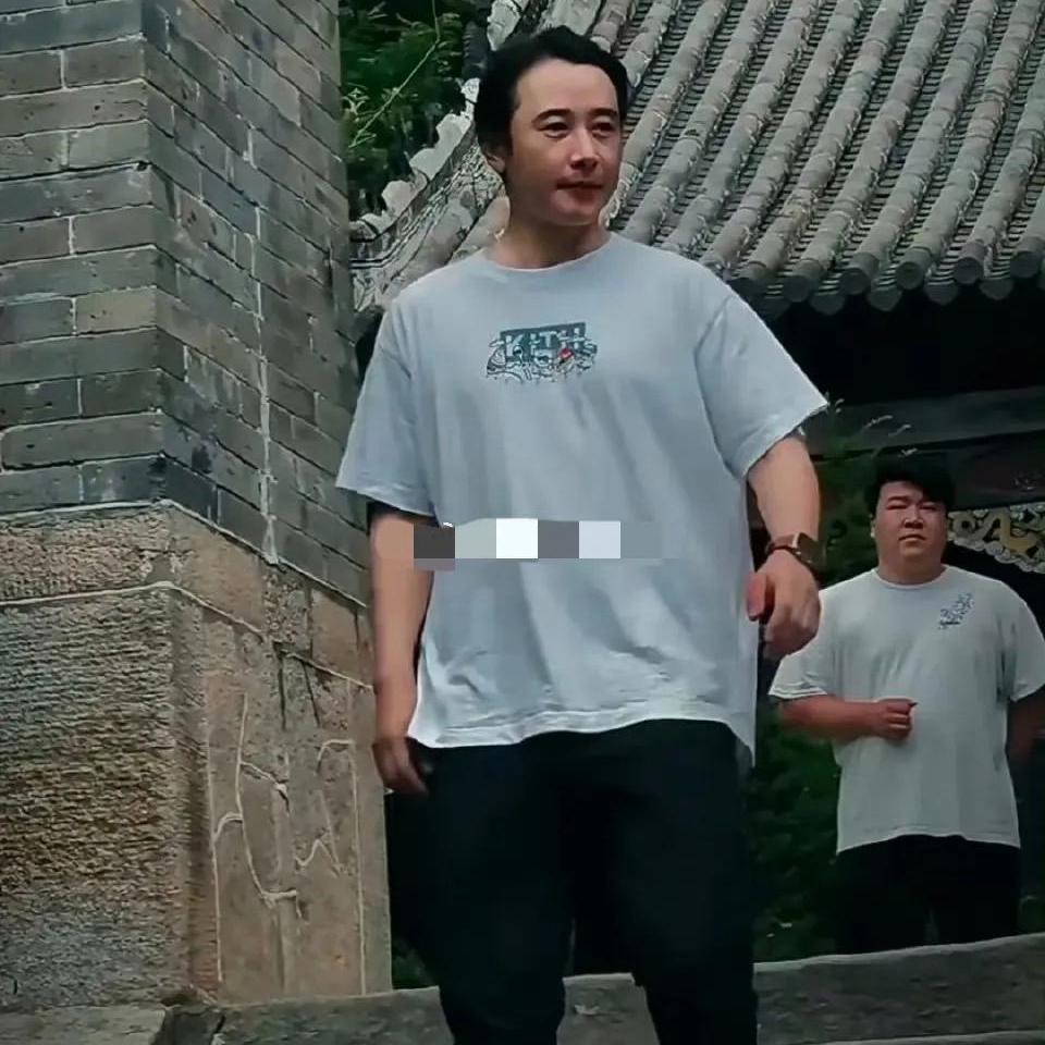 罗晋私下被说眼里没光？真相太真实不少人看到罗晋素颜路人照，直言他眼神黯淡、