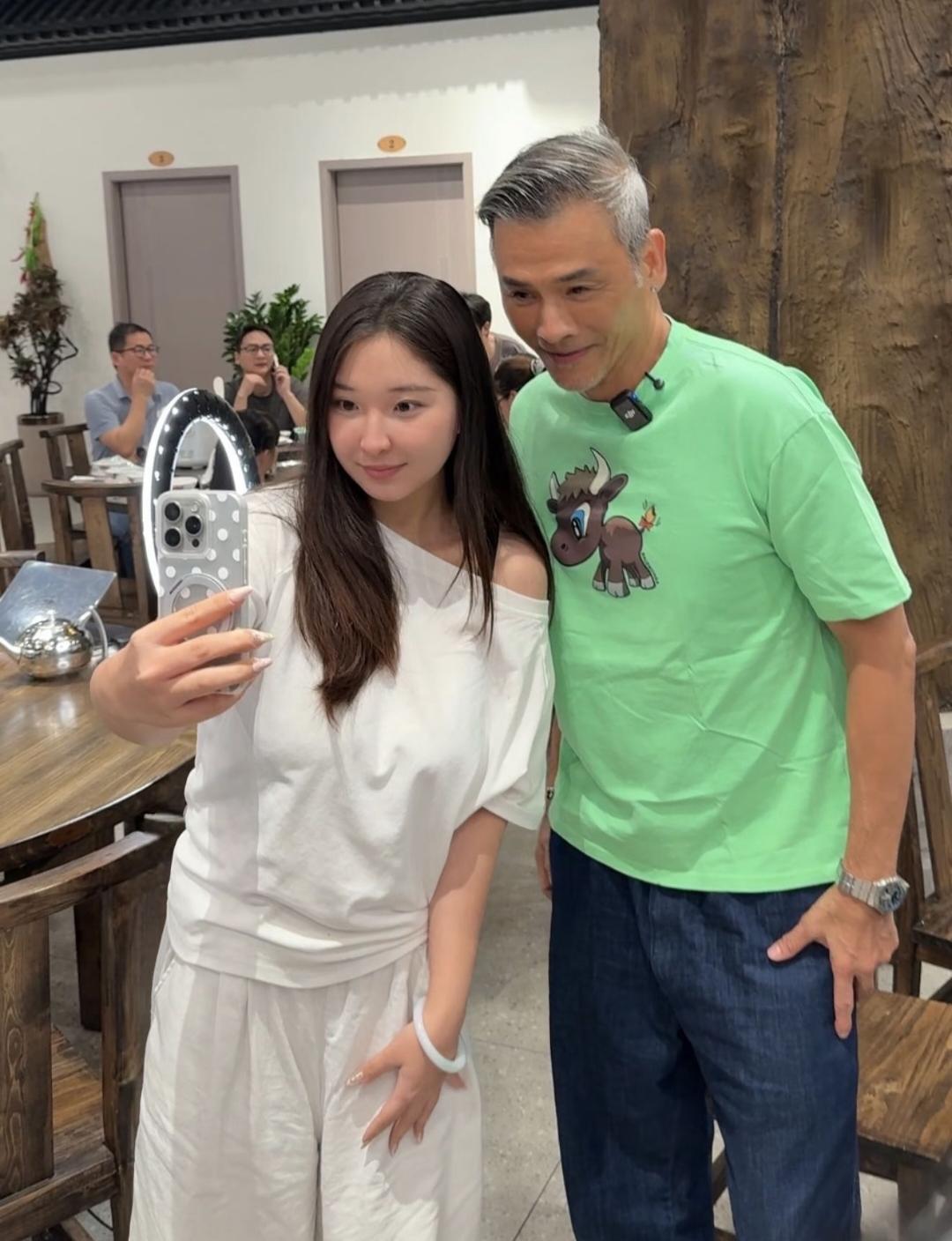 65岁香港男星林伟现身中山一间餐馆吃饭被偶遇，他看起来苍老了好多，双鬓花白，身形