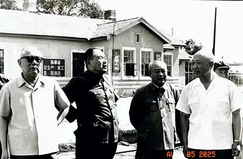 黑白老照片分享。1977年的吉林，李先念，李德生，余秋里，王恩茂4位老同志在一