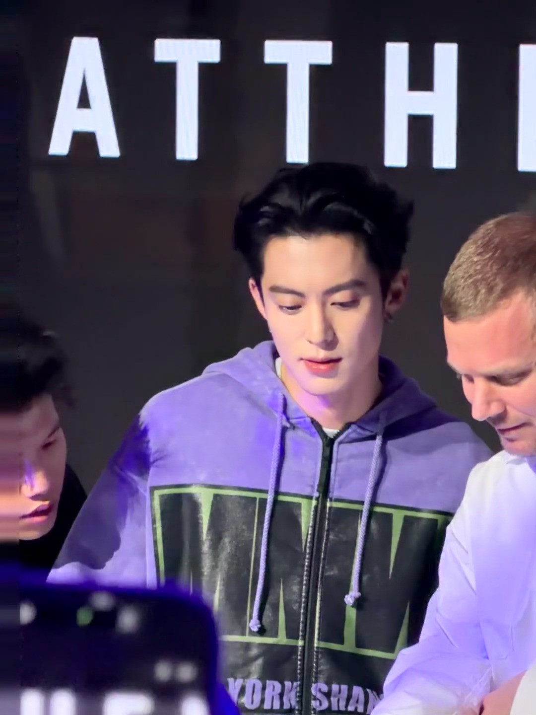 王鹤棣穿了应援色外套，这是给所有人一点浓颜震撼