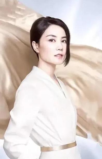 1997年时，王菲以6000万的超高价格，签约了百代唱片。她拿到这笔钱后，马不停