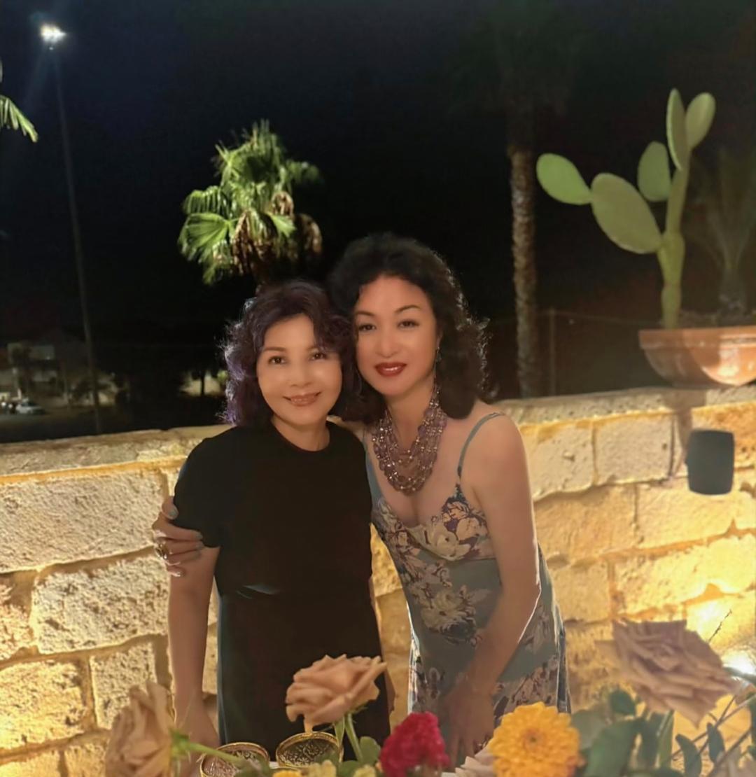 金星在法国巴黎庆祝58岁生日，她穿着一条吊带花裙子，留着卷发，化着精致的大浓妆，