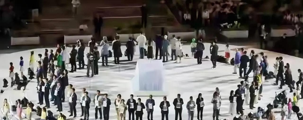 8月15日对韩国来说，这是非常重要的日子。韩国总统李在明这时候接受了80名国民