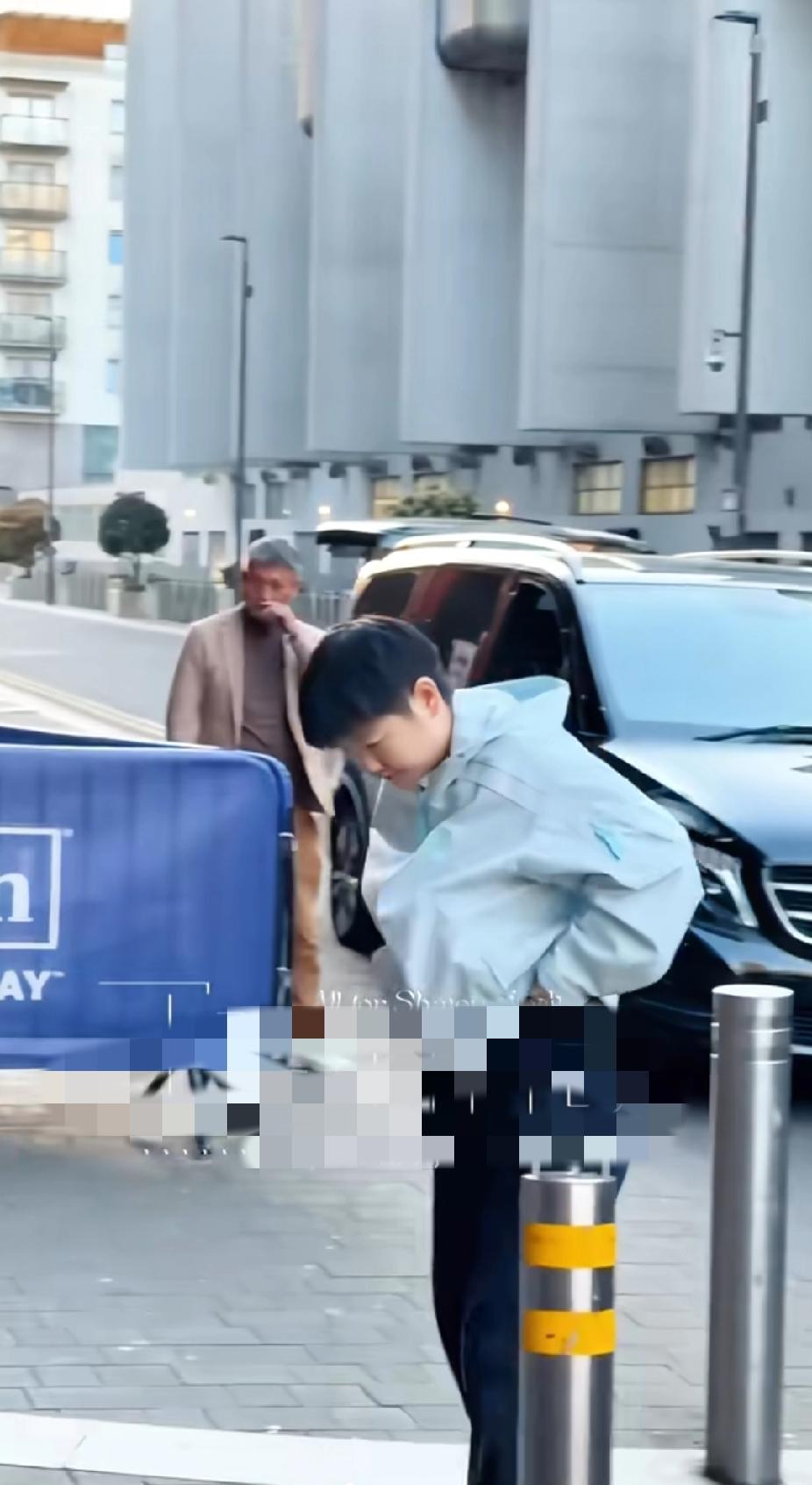 刷到孙颖莎伦敦世乒赛的路透，真的被她的随性可爱戳中了！赶路的路上，旁若无人