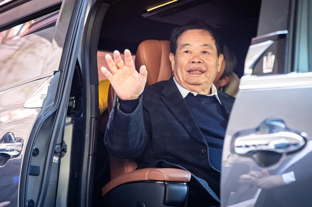 曹德旺现身股东会！力挺儿子接班，放话：亏损就关美国工厂商界重磅动态！福耀玻