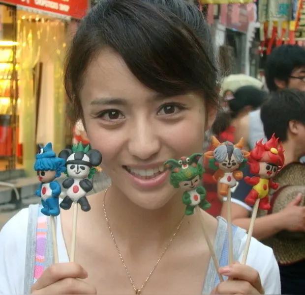 佟丽娅在舞台上真的是令人惊艳。素颜给我的感觉是很朴实的一姑娘，做事