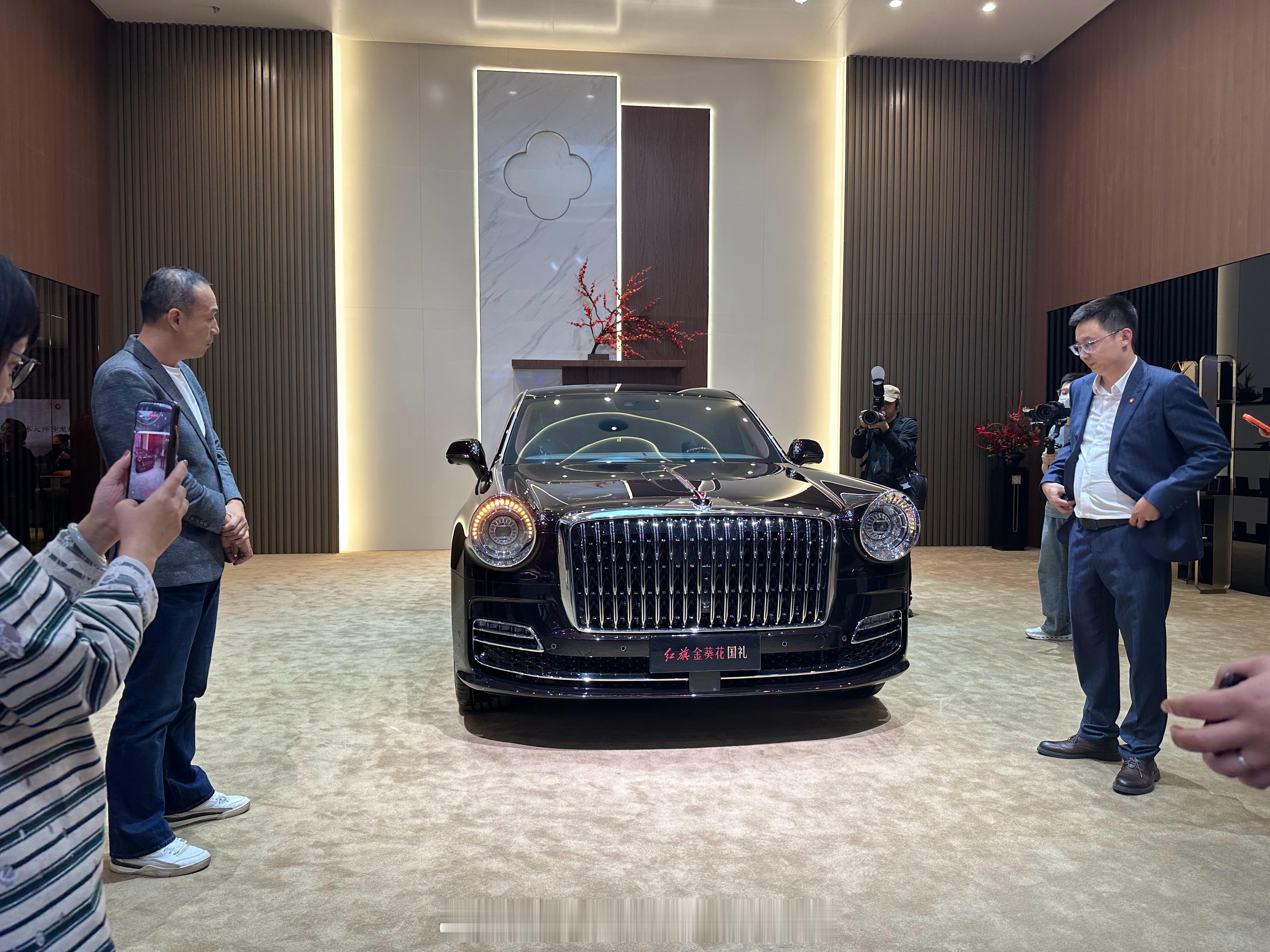 体验中国最顶奢豪车红旗金葵花国礼“丹霞”主题定制版车内的所有细节都注入了中国传统