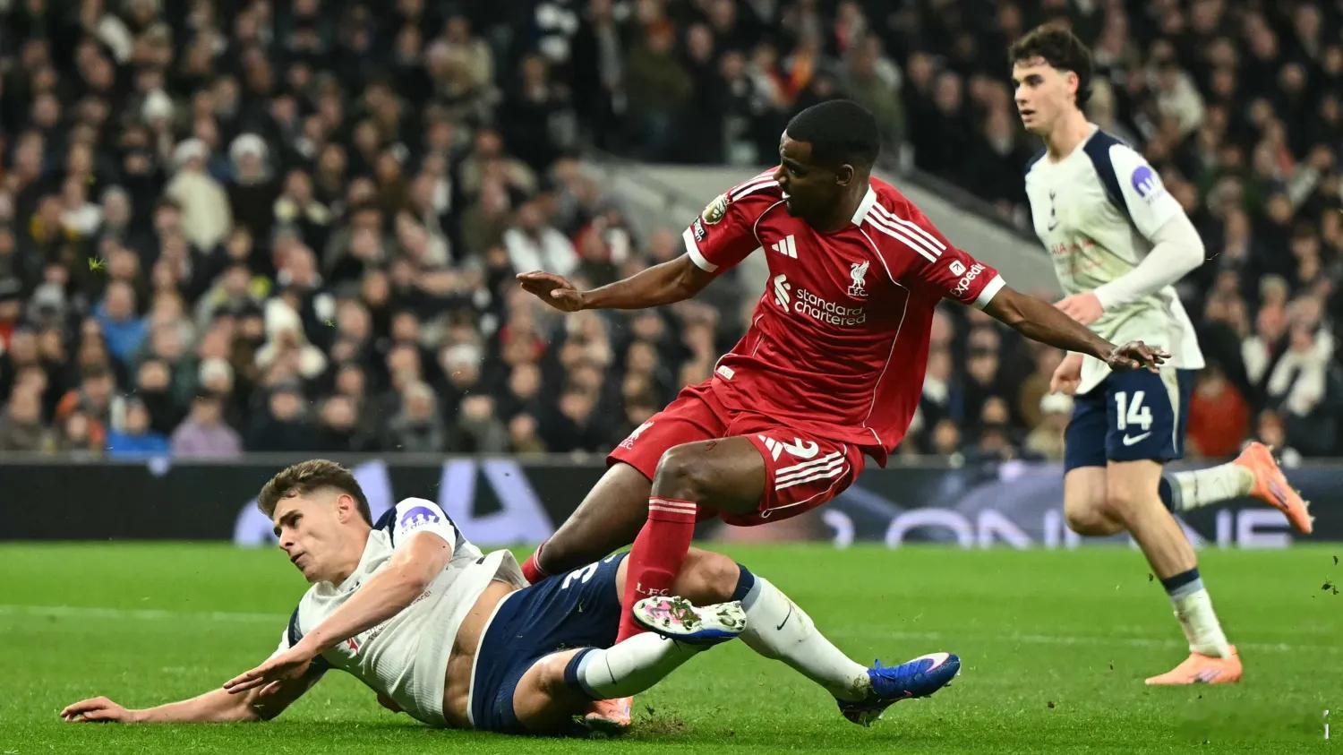 利物浦vs狼队利物浦与狼队赛前新闻发布会上，利物浦主帅斯洛特批评了热刺后卫范德