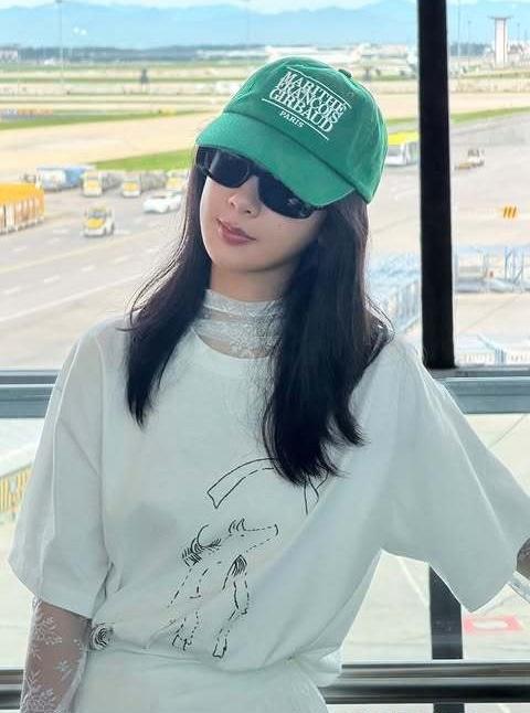 今天杨紫现身机场，她这次搭配的很有清新时尚感，气质也很出众，像个靓丽的美少女。