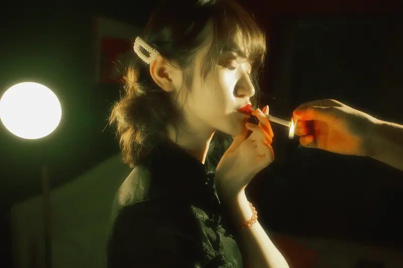 当发现有间谍，那必须报警啊！间谍专门搜集和提供情报，会危害国家安全，每个有正义感