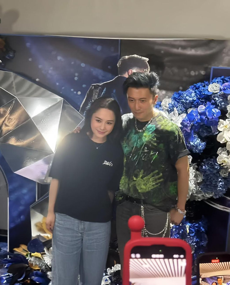 原来谢霆锋与美女合照也会紧张！​​​