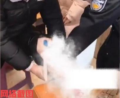 哈尔滨中央大街晚七点有男子把腿冻伤。这里可是在哈尔滨，有男子竟然为了潇洒，在