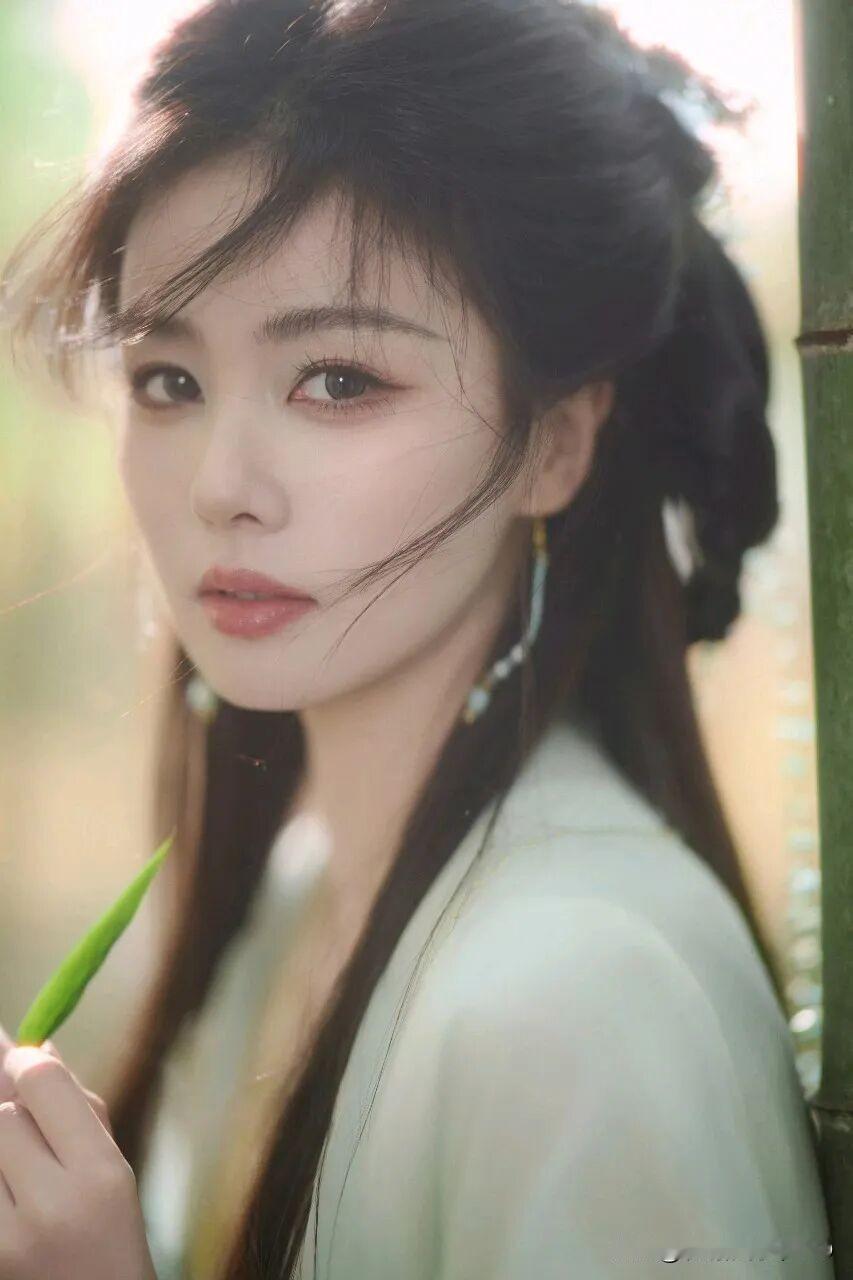 白鹿古装清风女子写真，太有味儿了