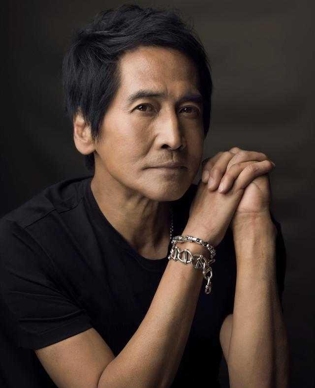 传闻肺癌晚期脸部烧伤，66岁齐秦定居国外租房卖唱网传66岁齐秦脸部烧伤、肺癌晚