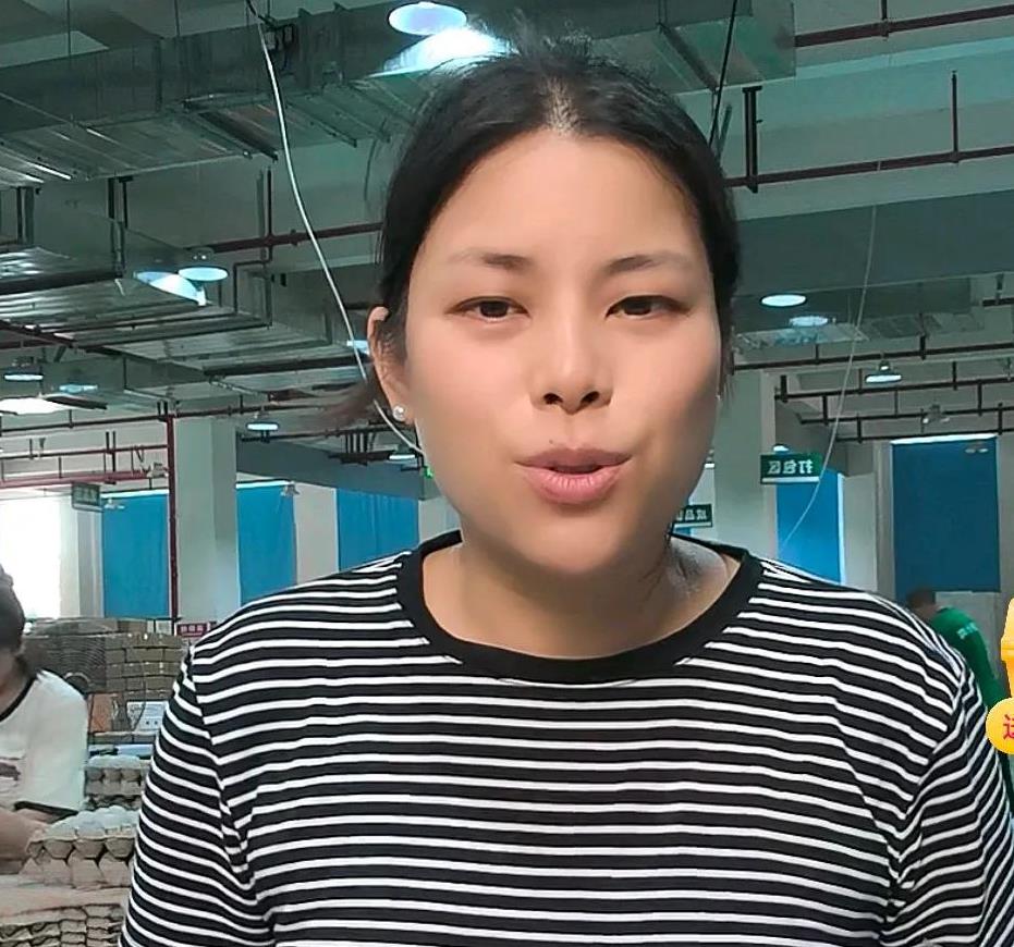 姚家女儿今天在隔壁卖松花蛋和皮蛋，已经卖了200多单了！虽然直播间才100多人