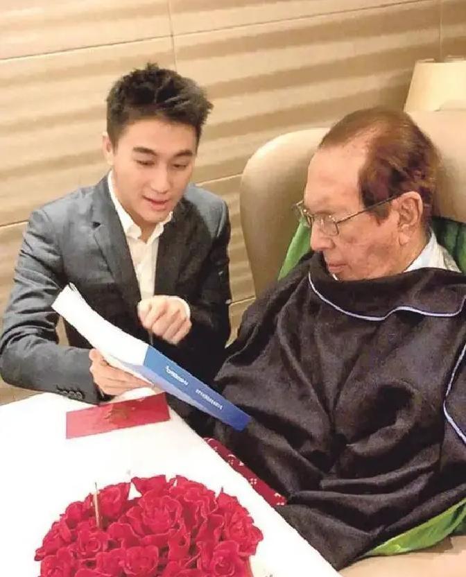 赌王最后时刻，盯着呼吸机面罩，只问一句话：“是男孩吗？”这句话，价值千亿。