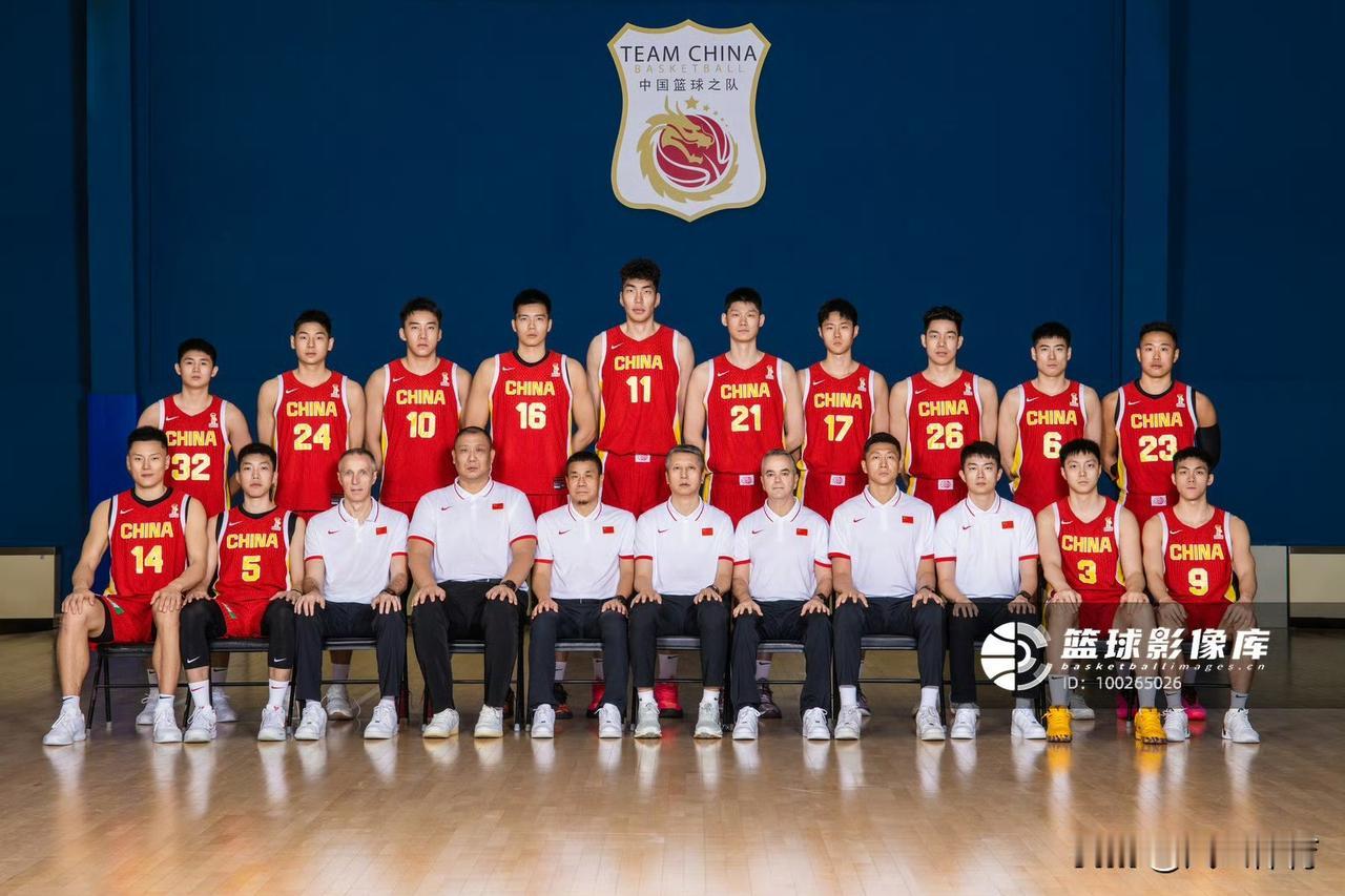 中国男篮亚运会12人大名单定妆照出炉！中锋：胡金秋、焦泊乔、余嘉豪前锋：