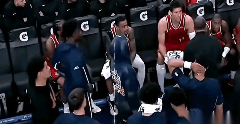 伦纳德一脚把战术板踢飞的时候，我就知道，这事儿大了。真的，不是开玩笑。那一瞬