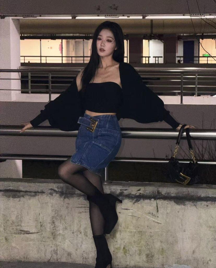 迪丽热巴被困迪拜机场，千万级代言行程说崩就崩。岳雨婷却踩着短剧的浪，第一次杀进