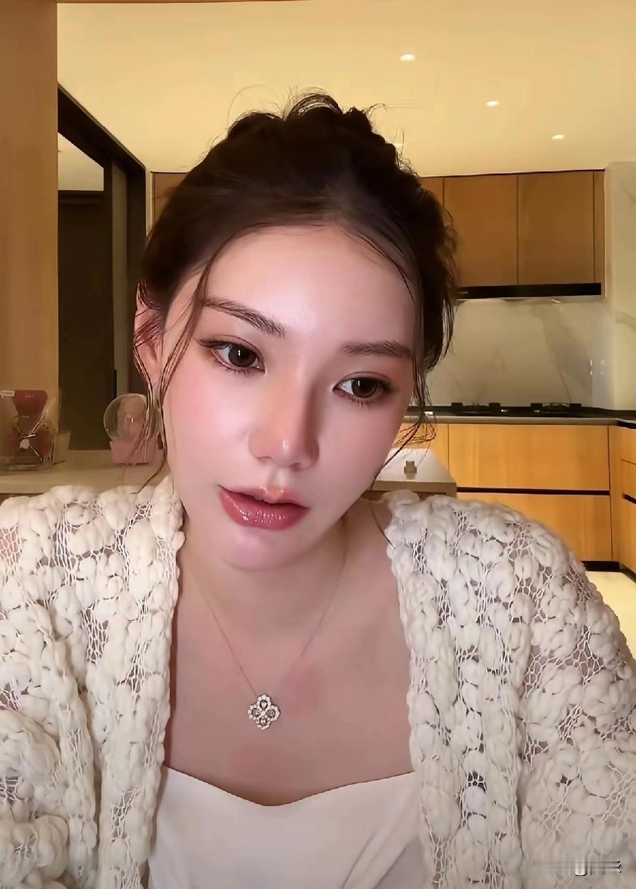 马筱梅说:做事情不要去期待别人，要期待自己。她说月子中心是自己去订的，汪小菲都