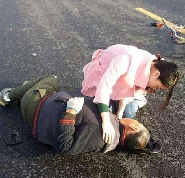 【暖心！女护士寒风中脱下外套为车祸老人取暖[比心]】当时，一骑自行车老汉被车撞倒。一位路过女子见状，