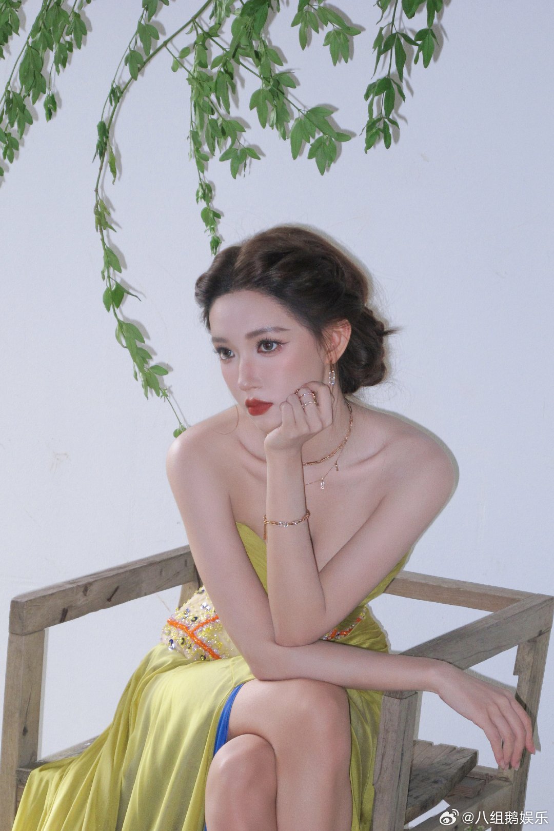 程潇红毯红毯之上造型惊艳，红毯之下态度真诚。程潇亮相芭莎美学盛典，绝美生图收获一