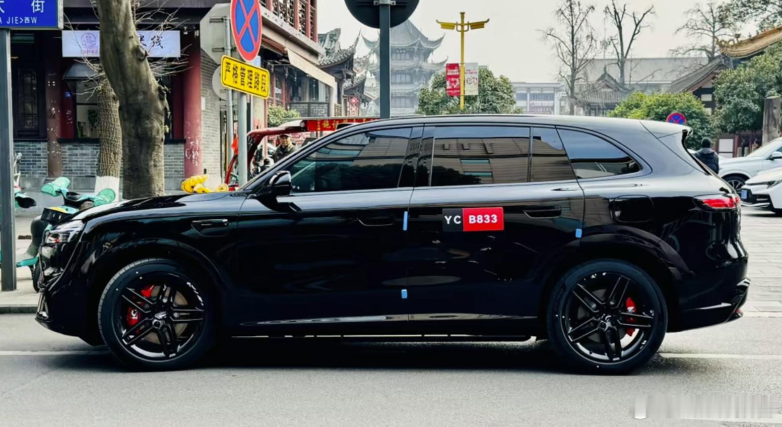 黑武士版问界M6实车曝光近日，白色版M6实车曝光，“黑武士版”也被网友捕捉到。黑