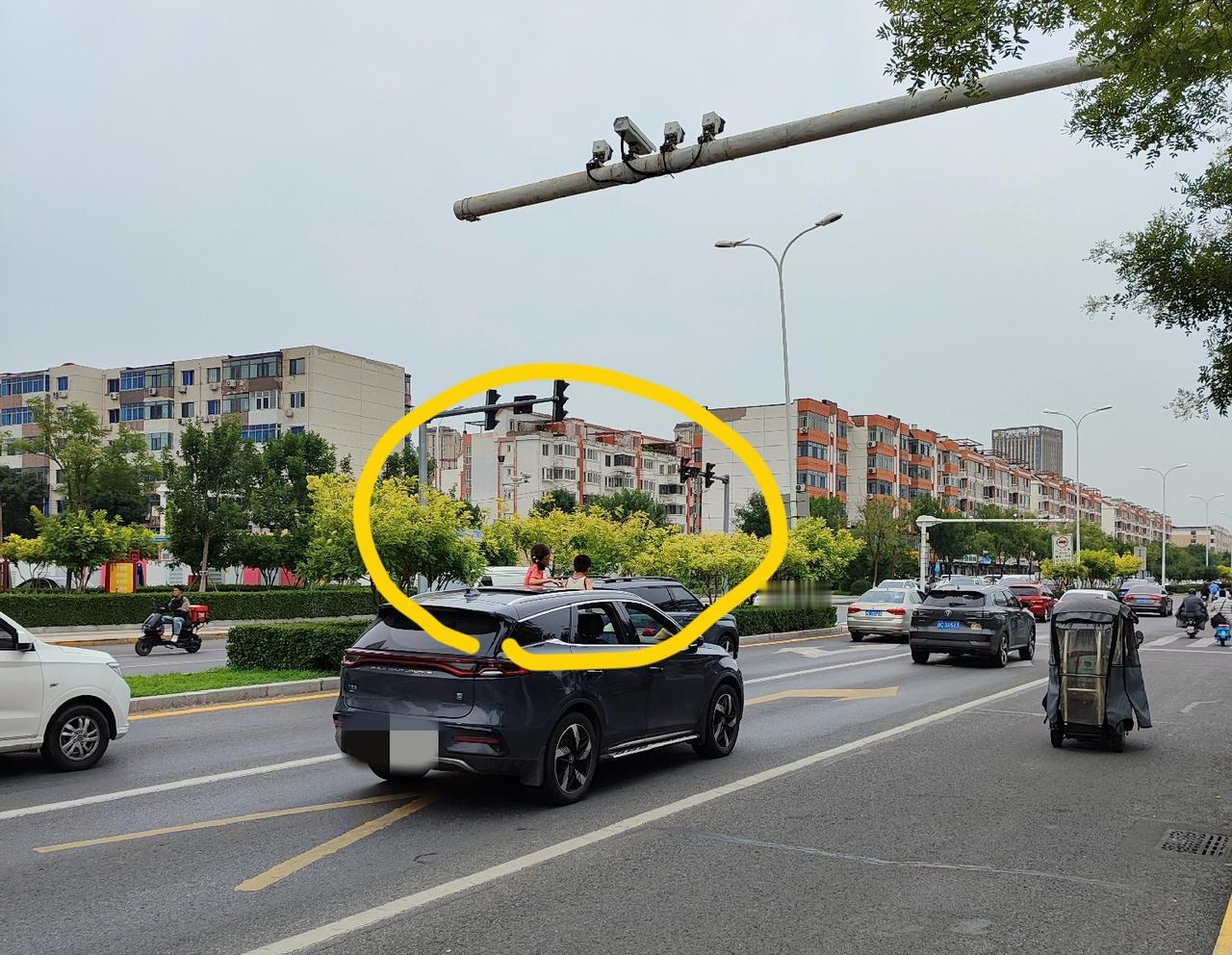 这家长的心是真大啊！两孩子竟直接坐车顶上，就这样高速行驶！我的天，这可是在车流