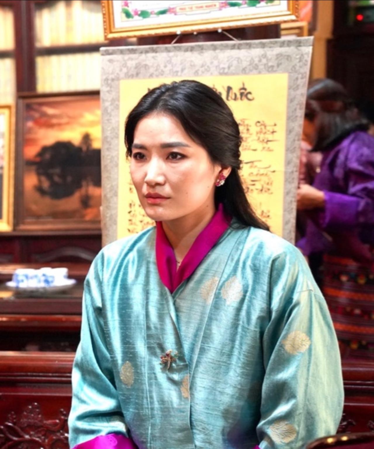 不丹王后人淡如菊，不苟言笑依旧惊艳佩玛王后气质清冷卓绝，一袭湖蓝色传统礼服惊艳