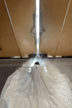 新娘：快点咯，晚了就进不去了。