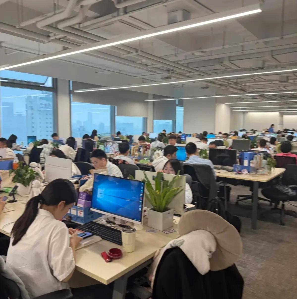 今天去找产品部的经理对招聘需求，发现入职三天的工程师在刷某招聘平台，当时心里咯噔