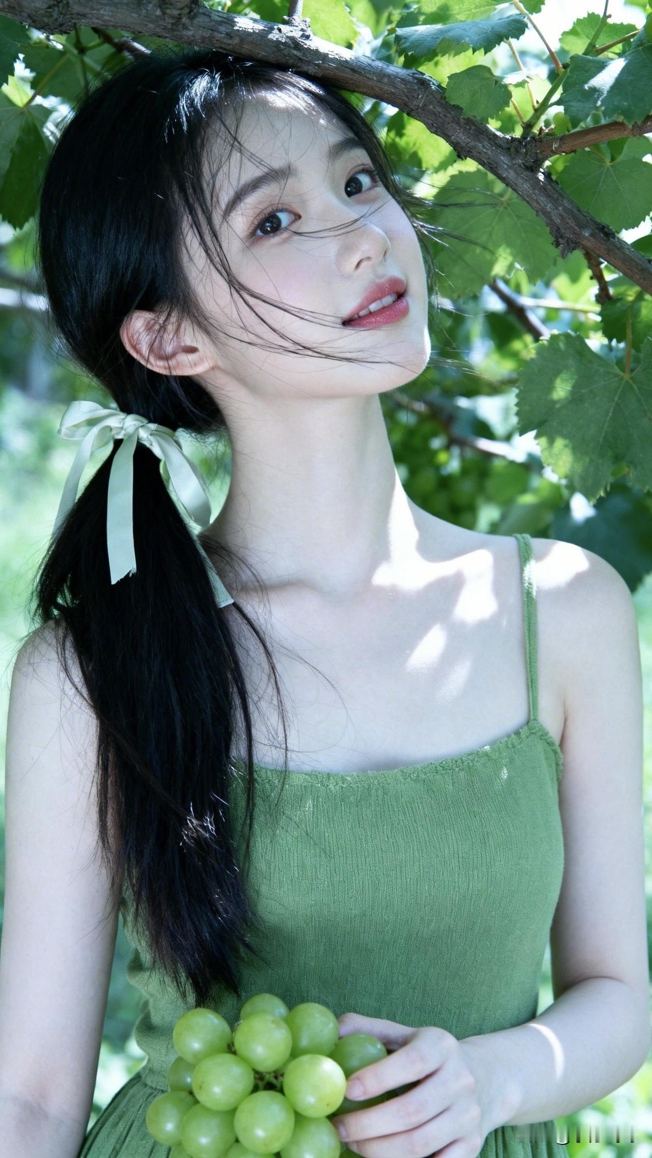 ：让我轻轻告诉你：“红尘黄绿青蓝紫，永远把她放心里[吐舌头眯眼睛笑]”。平日里绿色并非我的