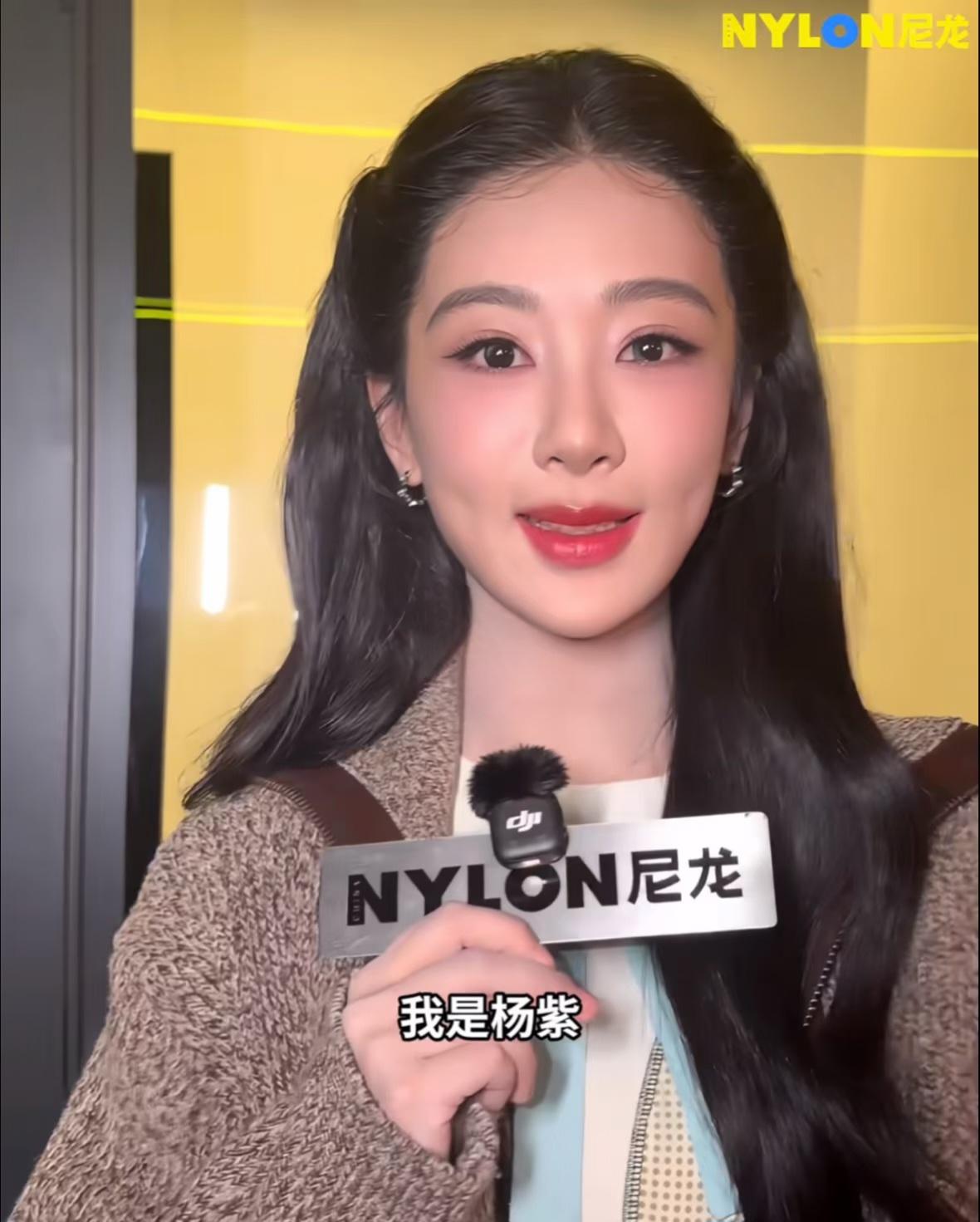 杨紫米兰时装周生图，虽然粉丝口径一致的大夸特夸她状态好很灵动，时尚感也越来越强了